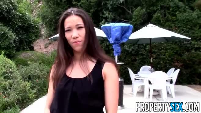 Азиатка около бассейна сосет член садовника и дает в писю