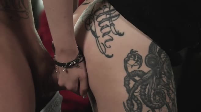 Мужик накидал палок в худощавую секретаршу на черном кожаном диване