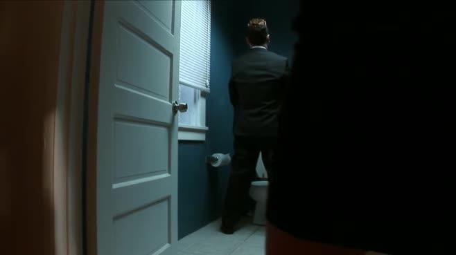 Пацан в туалете выдал соседке толстый член глубоко в рабочее горло