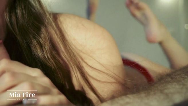 Грудастая блондинка пихает толстый член в ротик и глотает сперму