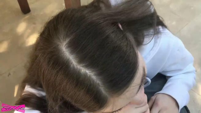 Молодая девка охотно сосет другу с колледжа