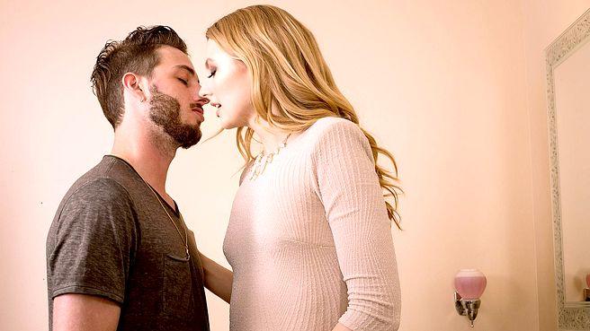 Блондинка соблазнила на жаркий секс в туалете чужого мужика