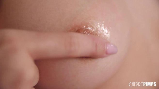 Красивая телка в нижнем белье засунула два пальца в киску